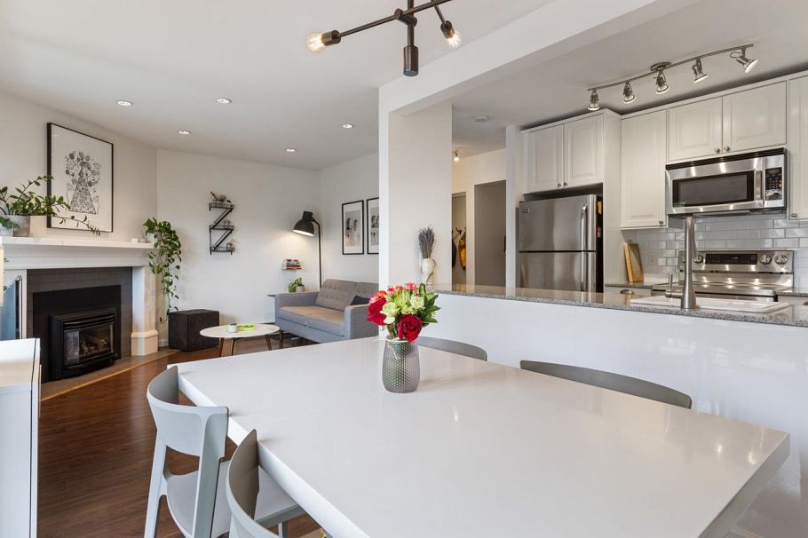 103 W 15th Avenue Vancouver, BC - 4