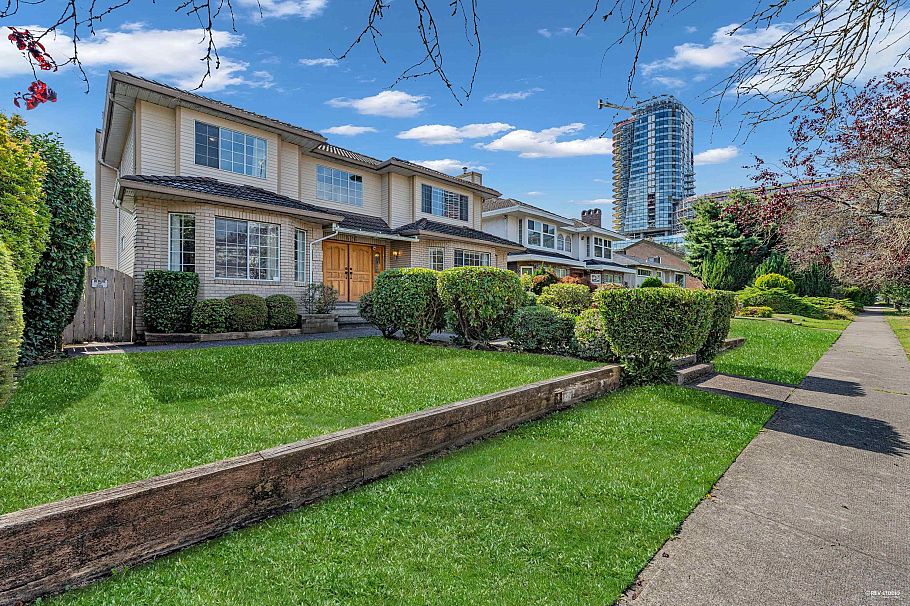 426 W 44th Avenue Vancouver, BC - 3