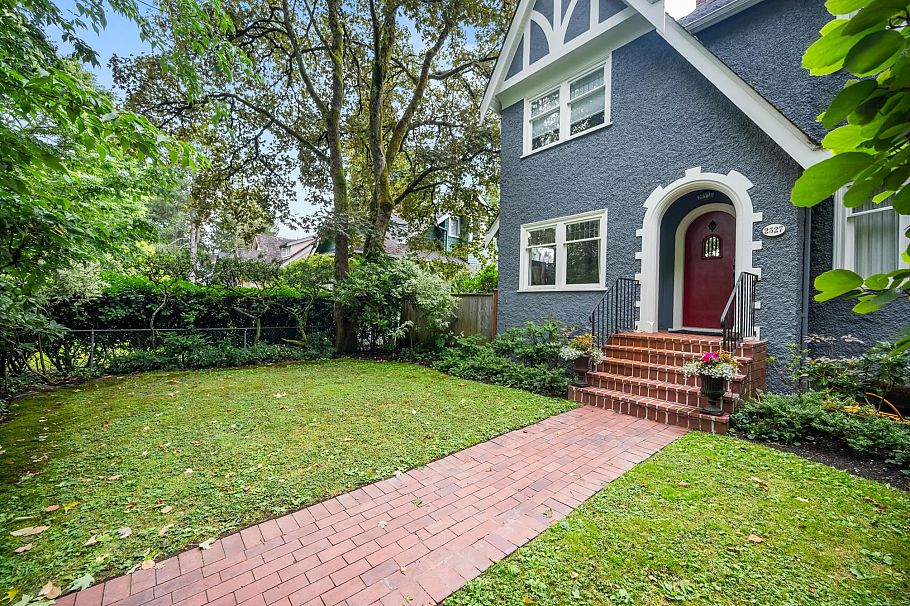 2527 W 37th Avenue Vancouver, BC - 2