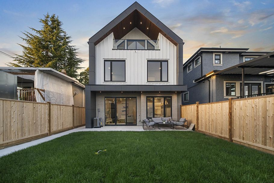 2 2386 E 45th Avenue Vancouver, BC - 2