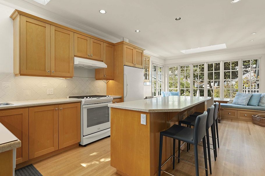 2527 W 37th Avenue Vancouver, BC - 25