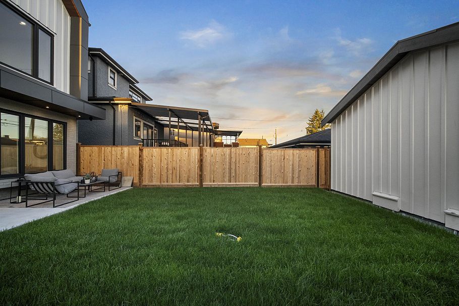 2 2386 E 45th Avenue Vancouver, BC - 3