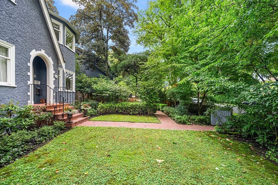 2527 W 37th Avenue Vancouver, BC - 3