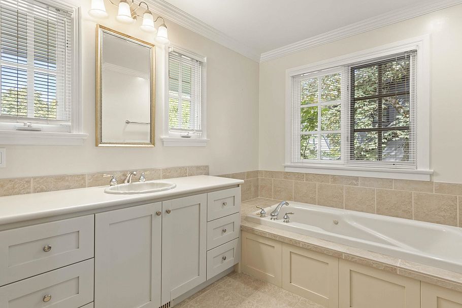 2527 W 37th Avenue Vancouver, BC - 31