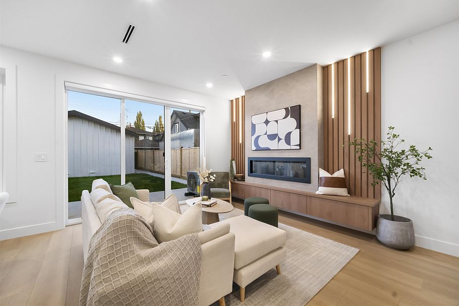 2 2386 E 45th Avenue Vancouver, BC - 5