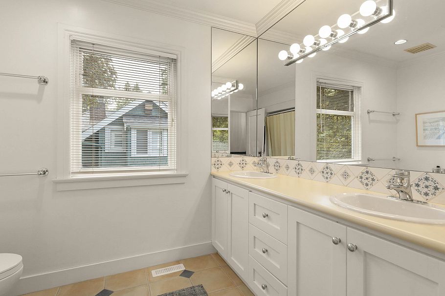 2527 W 37th Avenue Vancouver, BC - 35