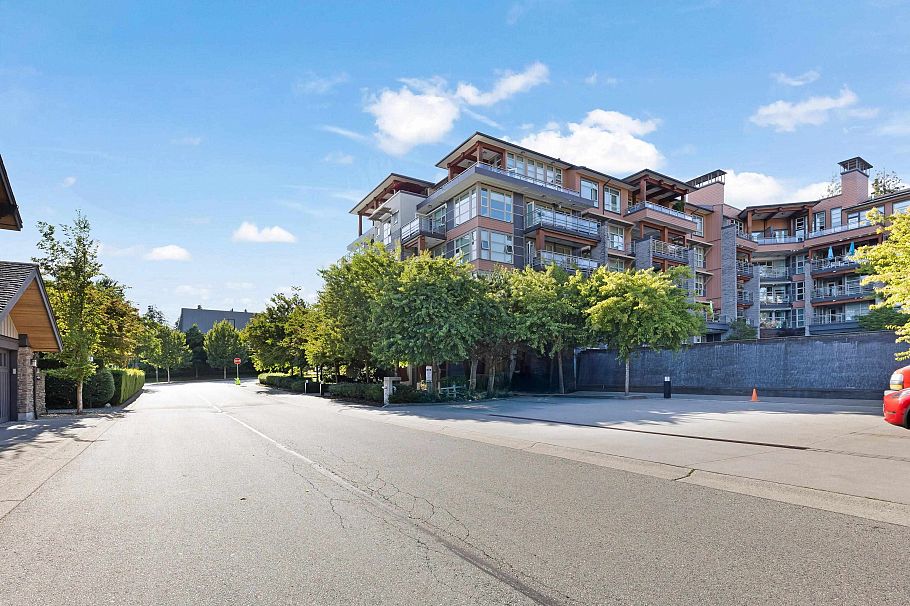 305 3602 Aldercrest Drive North Vancouver, BC - 2