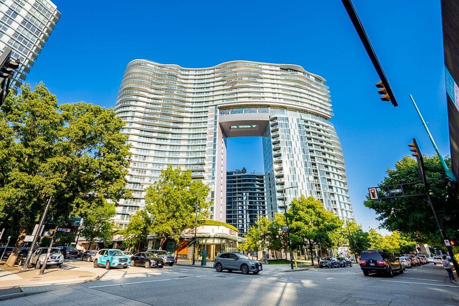 2107 89 Nelson Street Vancouver, BC - 1