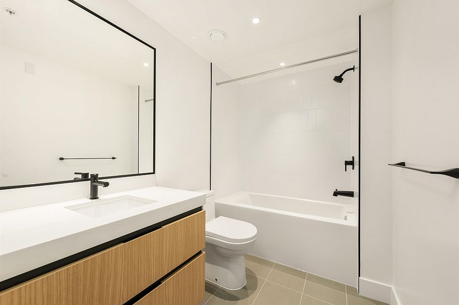 113 2235 E Broadway Vancouver, BC - 4