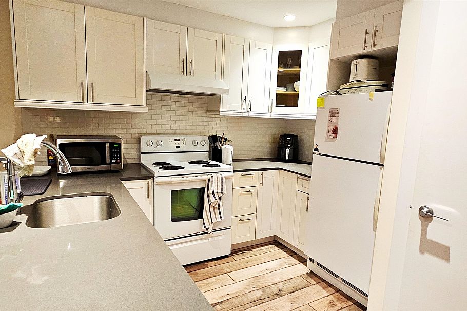 2214 W 14th Avenue Vancouver, BC - 14