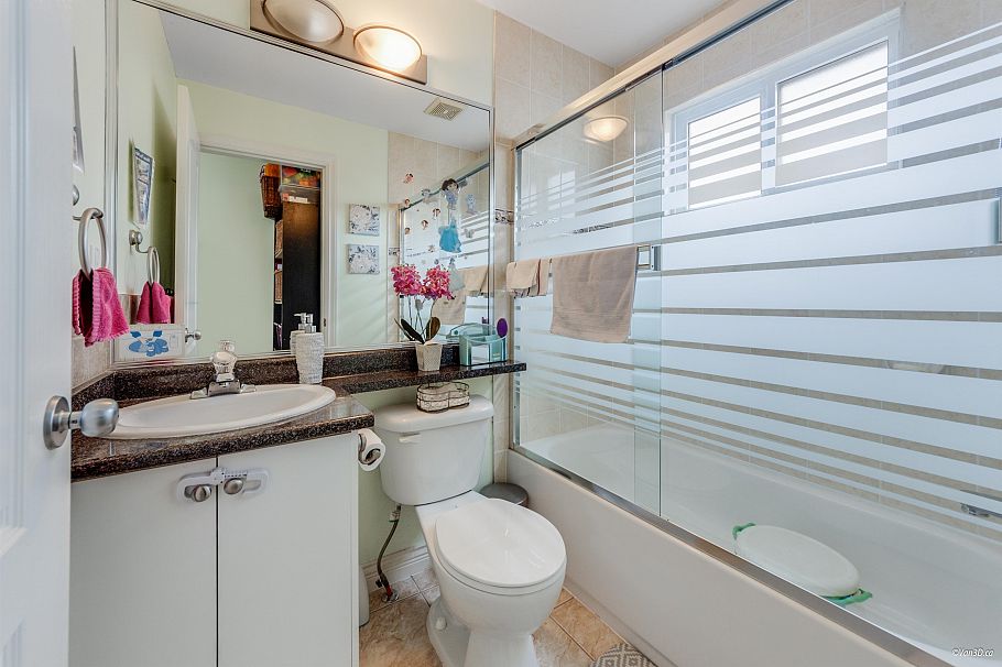 2048 E 1st Avenue Vancouver, BC - 18