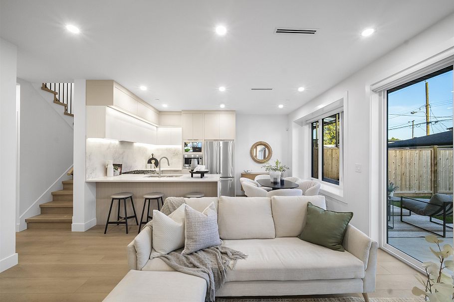 2 2386 E 45th Avenue Vancouver, BC - 8