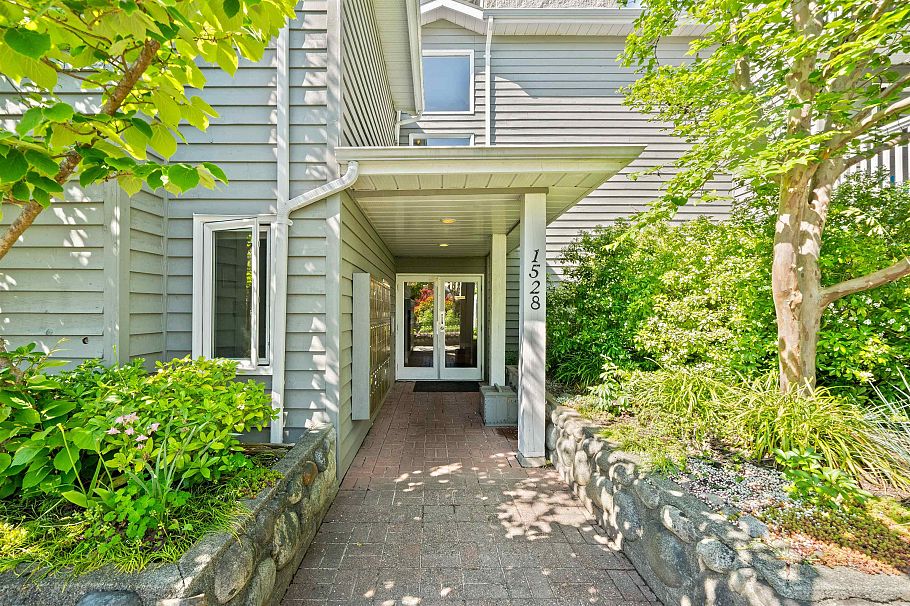204 1528 Bowser Avenue North Vancouver, BC - 1