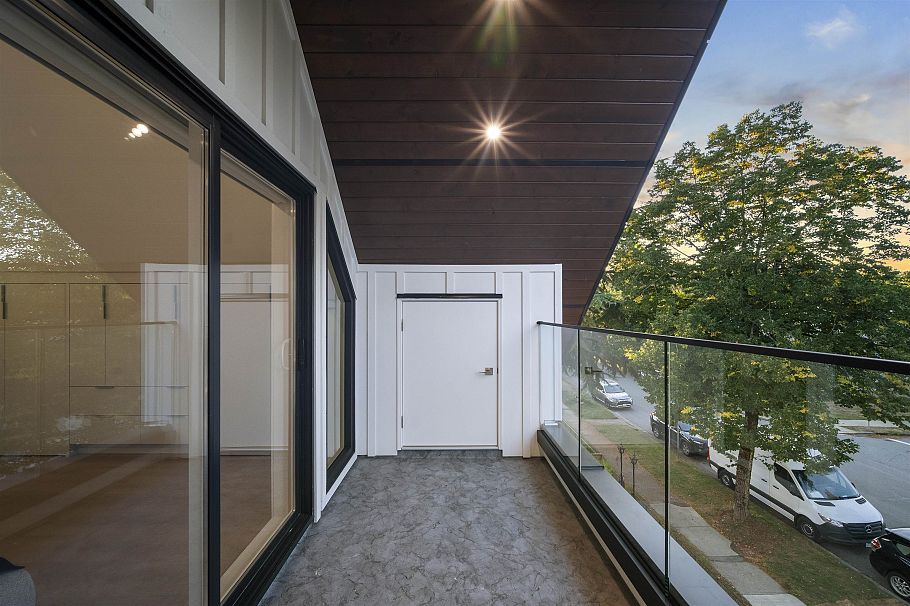 1 2386 E 45th Avenue Vancouver, BC - 11