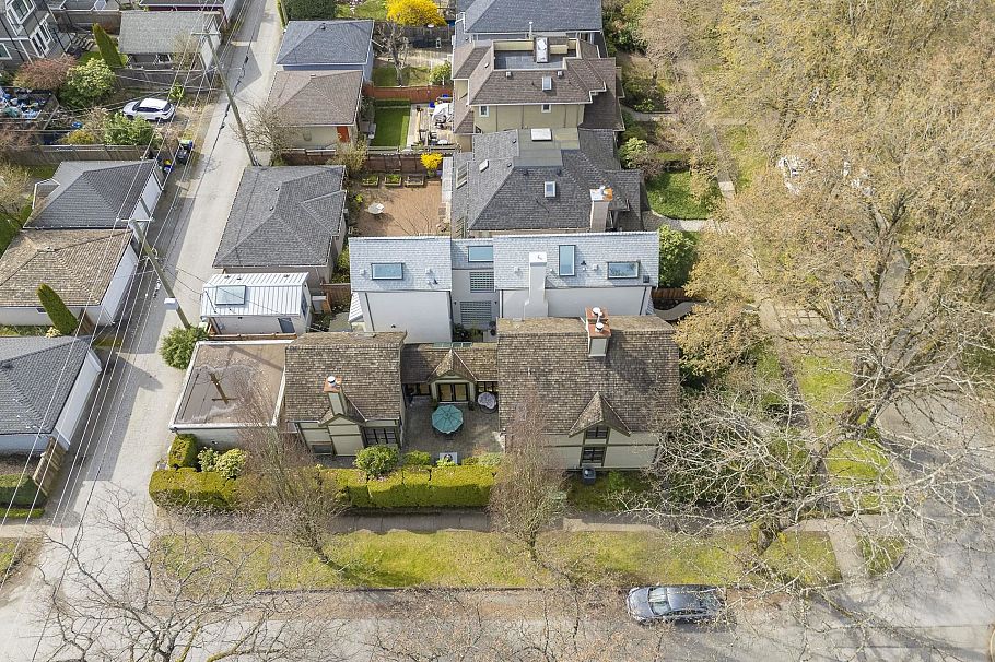 3502 W 18th Avenue Vancouver, BC - 35