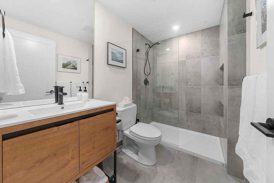 204 3151 Woodbine Drive North Vancouver, BC - 25