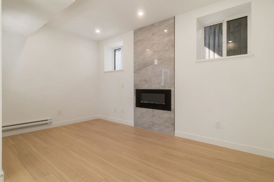 619 E 22nd Street North Vancouver, BC - 28