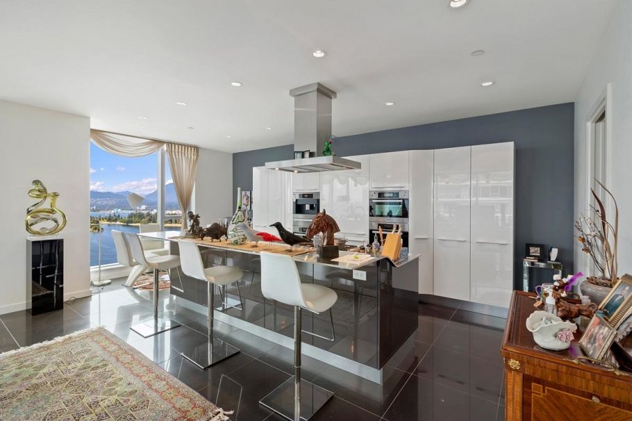 2201 277 Thurlow Street Vancouver, BC - 2