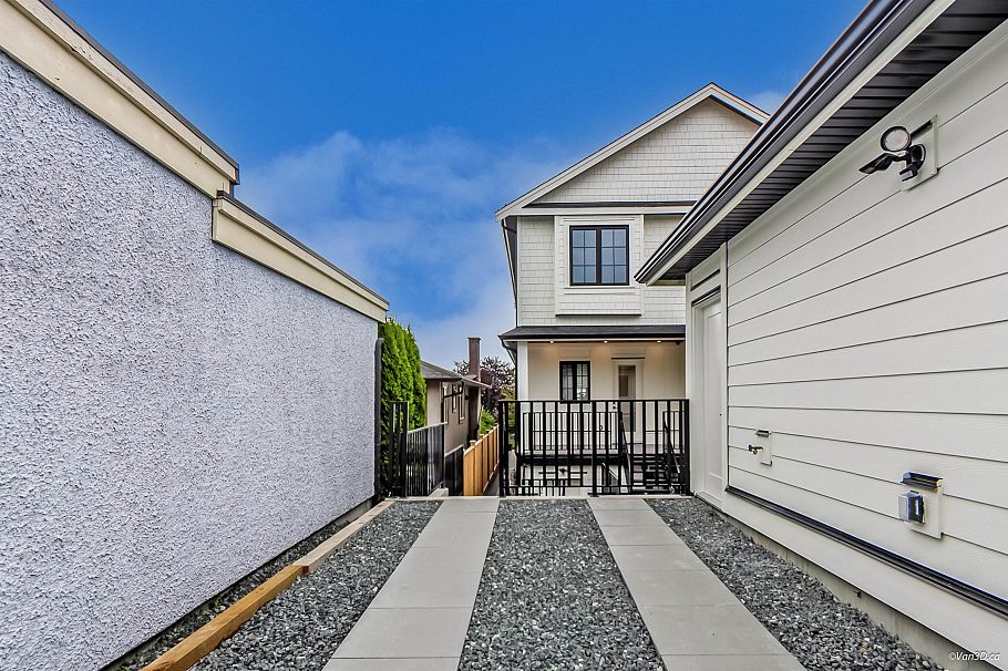 1347 E 64th Avenue Vancouver, BC - 17