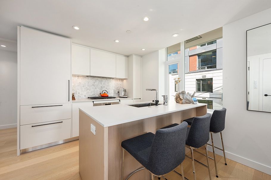 403 1365 Davie Street Vancouver, BC - 5