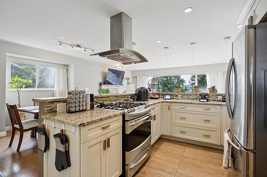 4938 Redonda Drive North Vancouver, BC - 10