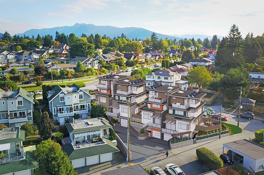 645 St. Davids Avenue North Vancouver, BC - 1