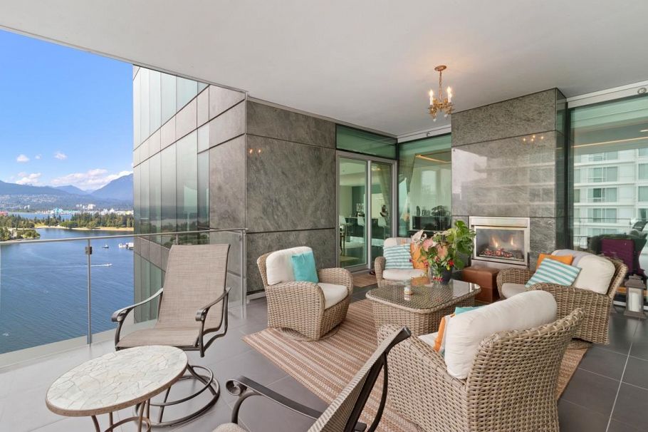 2201 277 Thurlow Street Vancouver, BC - 1