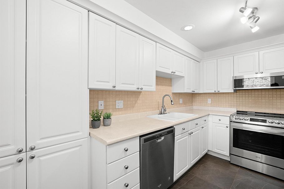 204 1528 Bowser Avenue North Vancouver, BC - 9