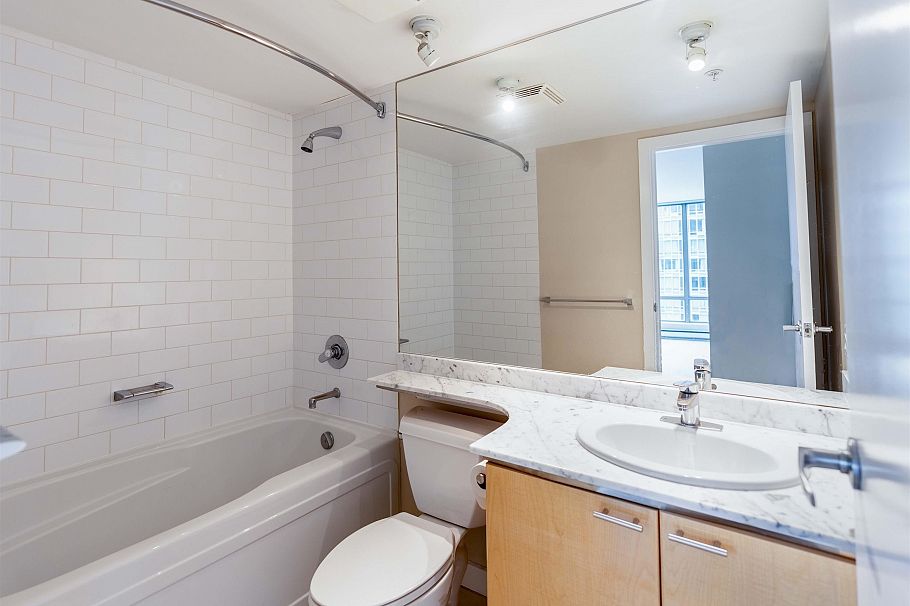 2504 1288 W Georgia Street Vancouver, BC - 10