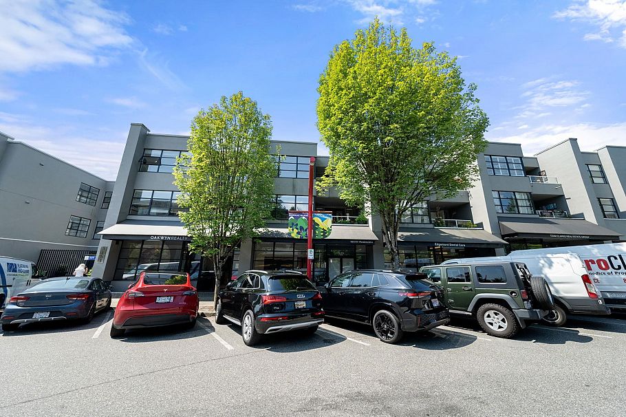 204 3151 Woodbine Drive North Vancouver, BC - 32