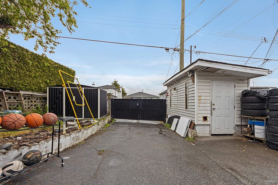 7396 Sherbrooke Street Vancouver, BC - 35