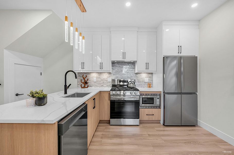 2 2703 East 3rd Avenue Vancouver, BC - 6