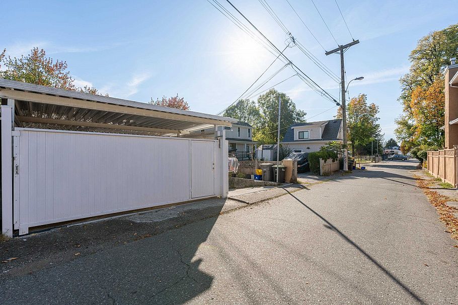 1465 E 49th Avenue Vancouver, BC - 32