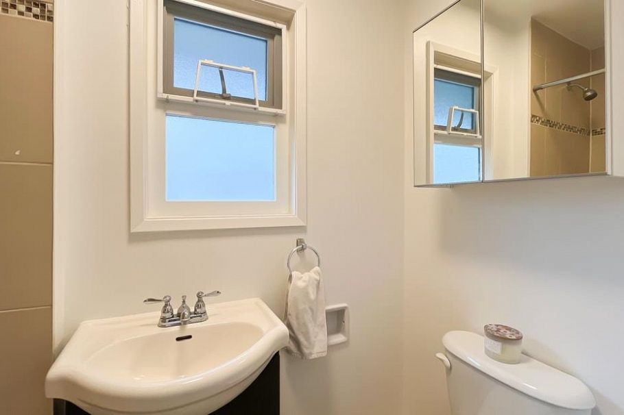 316 W Queens Road North Vancouver, BC - 26