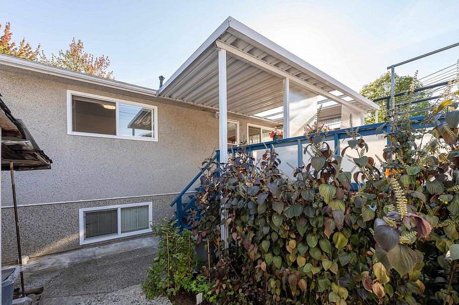 1465 E 49th Avenue Vancouver, BC - 31