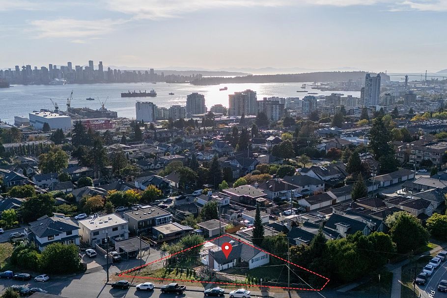 645 St. Davids Avenue North Vancouver, BC - 3