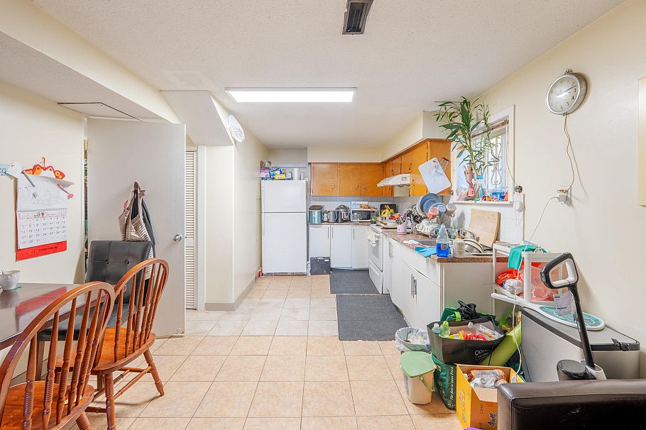 1465 E 49th Avenue Vancouver, BC - 5