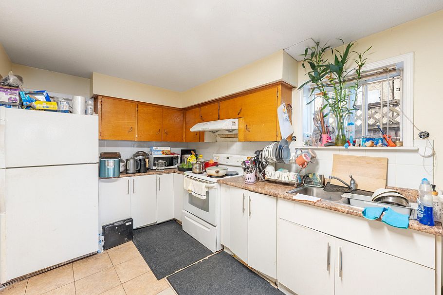 1465 E 49th Avenue Vancouver, BC - 4