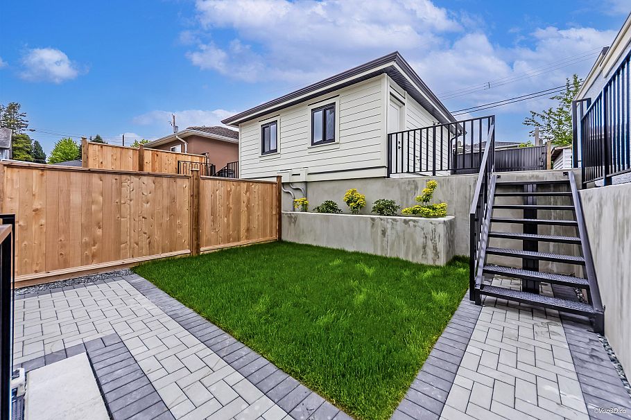 1347 E 64th Avenue Vancouver, BC - 16