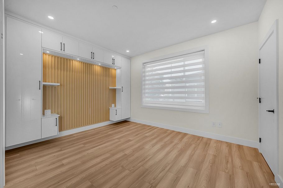 1 2705 East 3rd Avenue Vancouver, BC - 5