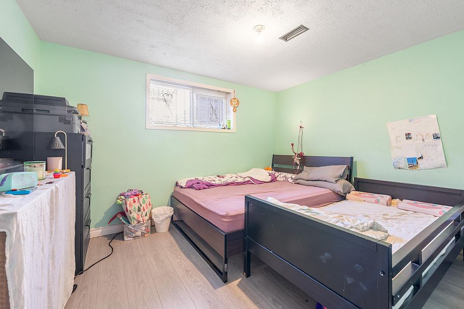 1465 E 49th Avenue Vancouver, BC - 3