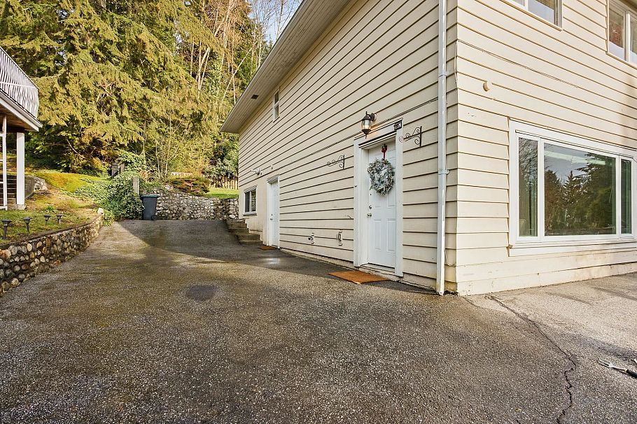 4938 Redonda Drive North Vancouver, BC - 32