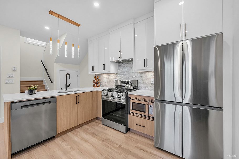 2 2703 East 3rd Avenue Vancouver, BC - 7