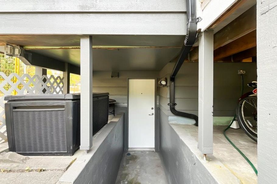 316 W Queens Road North Vancouver, BC - 39