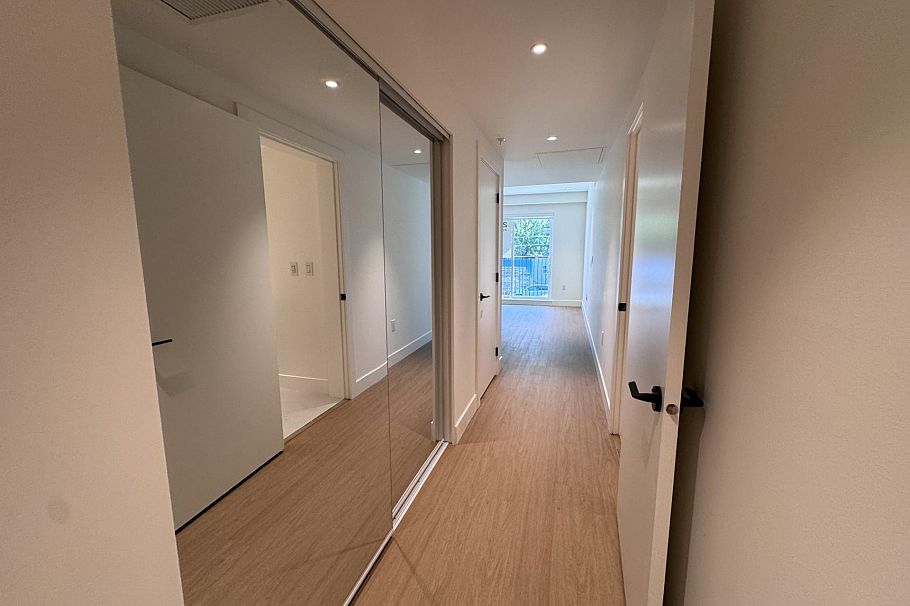 203 2235 E Broadway Vancouver, BC - 4