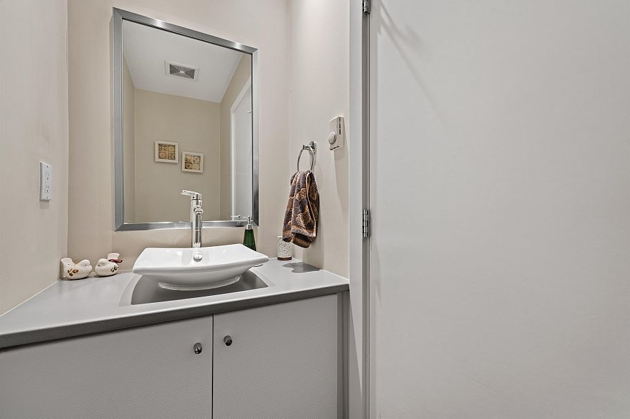 45 728 W 14th Street North Vancouver, BC - 11