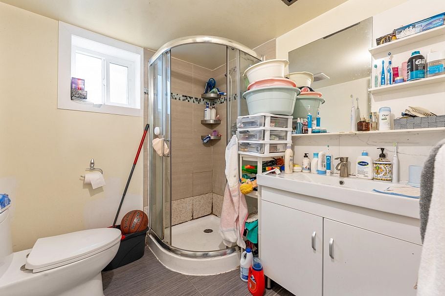 1465 E 49th Avenue Vancouver, BC - 1