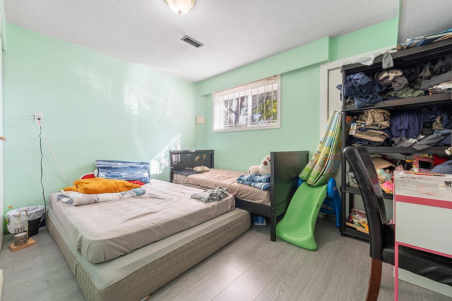 1465 E 49th Avenue Vancouver, BC - 2