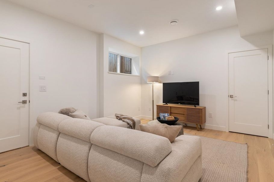 619 E 22nd Street North Vancouver, BC - 30