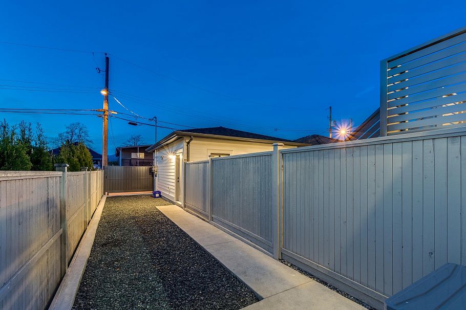 2261 E 35th Avenue Vancouver, BC - 39